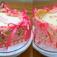 Tort in forma de inima rozacu fundite , fluturasi si floricele