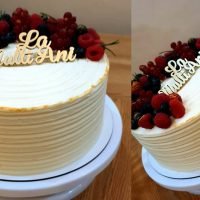 Tort cu crema alba si fructe , afine , zmeura , mure , capsuni si coacaze