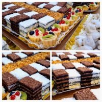 cutie de prăjituri asortate