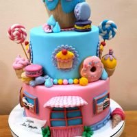 Tortul Atelierului dulce cu briose , macarons , acadele , gogosi , inghetate , frisca , bombonele , bezele , casuta in forma de casuta de povesti cu usa si ferestre