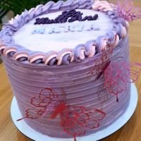 Tort cu fluturasi si crema de afine si bordura