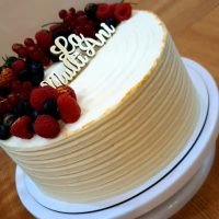 Tort cu crema alba si fructe , afine , zmeura , mure , capsuni si coacaze