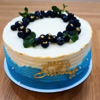 Tort alb , albastru si afine cu frunzulite de menta