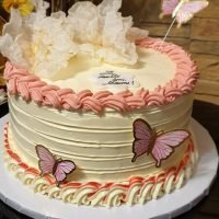 Tort cu fluturasi , floare de zahar si bordura din crema roz si alba