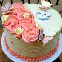 Tort crem cu floricele roz , fluturasi si bordura roz