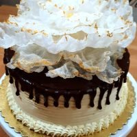 Tort cu crema de ciocolata neagra si floare de zahar