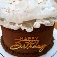 Tort cu crema de ciocolata si floare de zahar