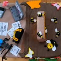 Tort contabila si apicultor , albine , albinute , fluturi , fagure , calculator , poseta , documente , laptop , flori