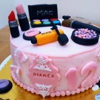 Tort cu trusa Machiaj , ruj